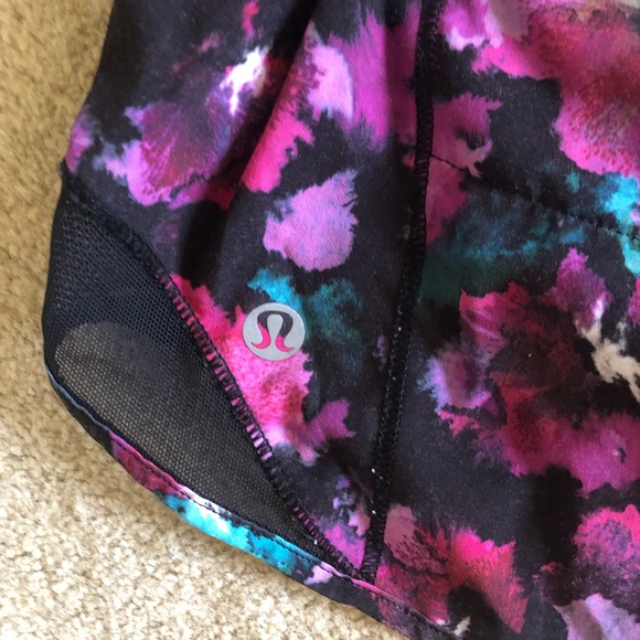 Lululemon Hotty Hot Short size 4  Fuschia / Black - Picture 8 of 11